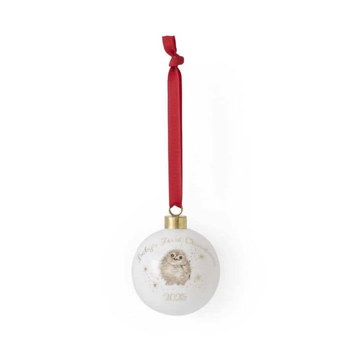 Wrendale Designs Baby's First Xmas 2025 Kerstbal - Uiltje - Porselein - Ø 7 cm