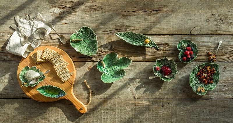 Bordallo Pinheiro Folhas Serveerschaaltje - Vijgenblad - Rups - Groen/Geel/Wit - Aardewerk - 18,6 cm