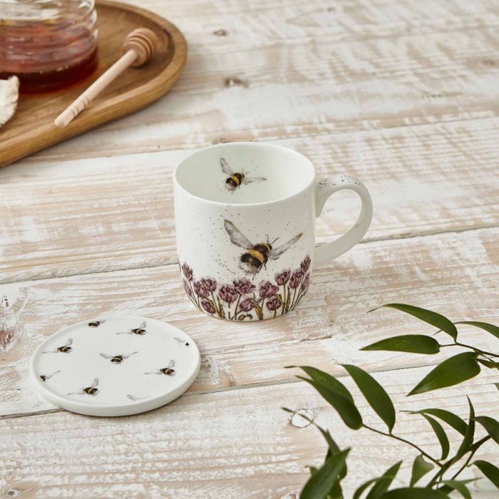 Wrendale Designs Flight of the Bumblebee Beker en Onderzetter - Fine Bone China - 300 ml
