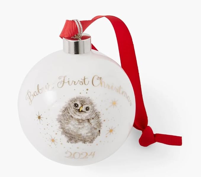 Wrendale Designs Baby's First Xmas 2024 Kerstbal - Uiltje - Porselein - Ø 7 cm