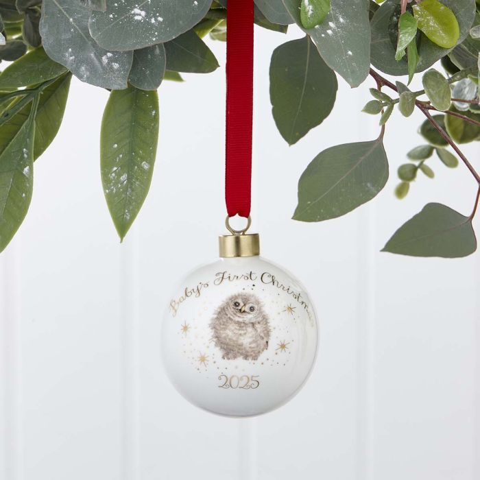 Wrendale Designs Baby's First Xmas 2025 Kerstbal - Uiltje - Porselein - Ø 7 cm