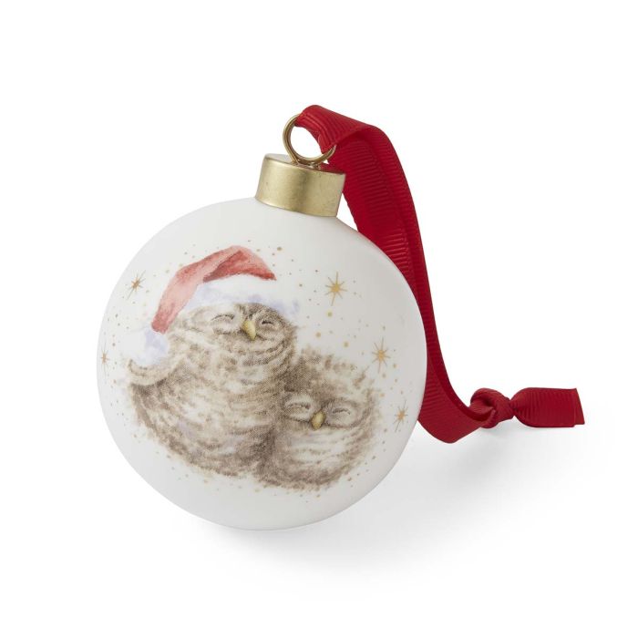 Wrendale Designs Baby's First Xmas 2025 Kerstbal - Uiltje - Porselein - Ø 7 cm
