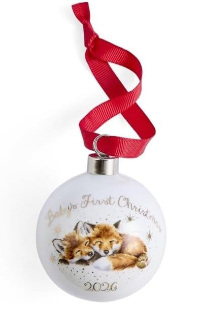 Wrendale Designs Baby's First Xmas 2026 Kerstbal - Vosjes - Porselein - Ø 7 cm