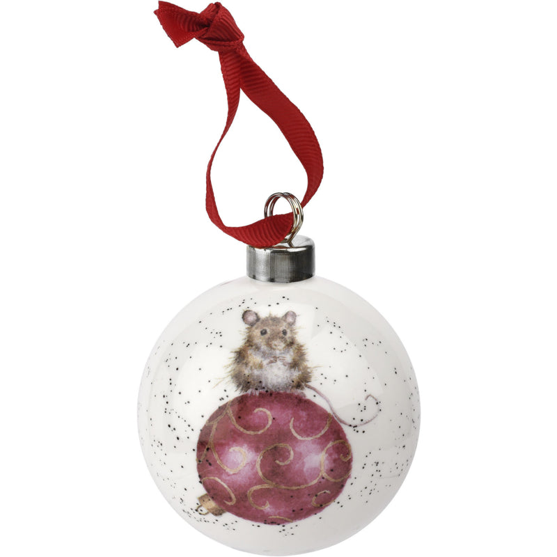 Wrendale Designs Not a Creature was Stirring Kerstbal - Muisje - Porselein - Ø 7 cm