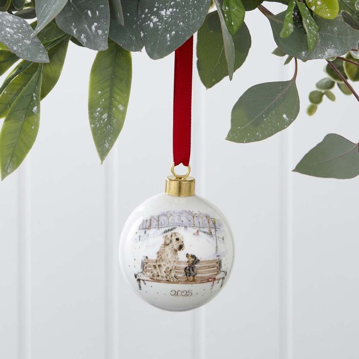 Wrendale Designs Winter Walks 2025 Kerstbal - Honden - Porselein - Ø 7 cm