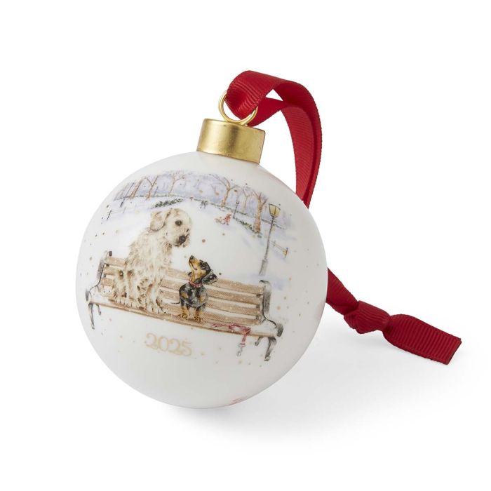 Wrendale Designs Winter Walks 2025 Kerstbal - Honden - Porselein - Ø 7 cm