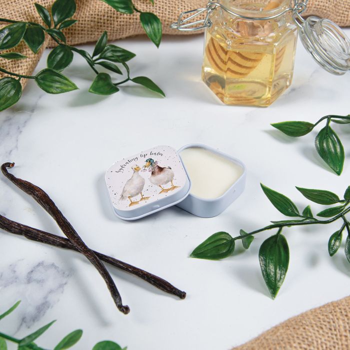 Wrendale Designs Not a Daisy Goes By Lippenbalsem